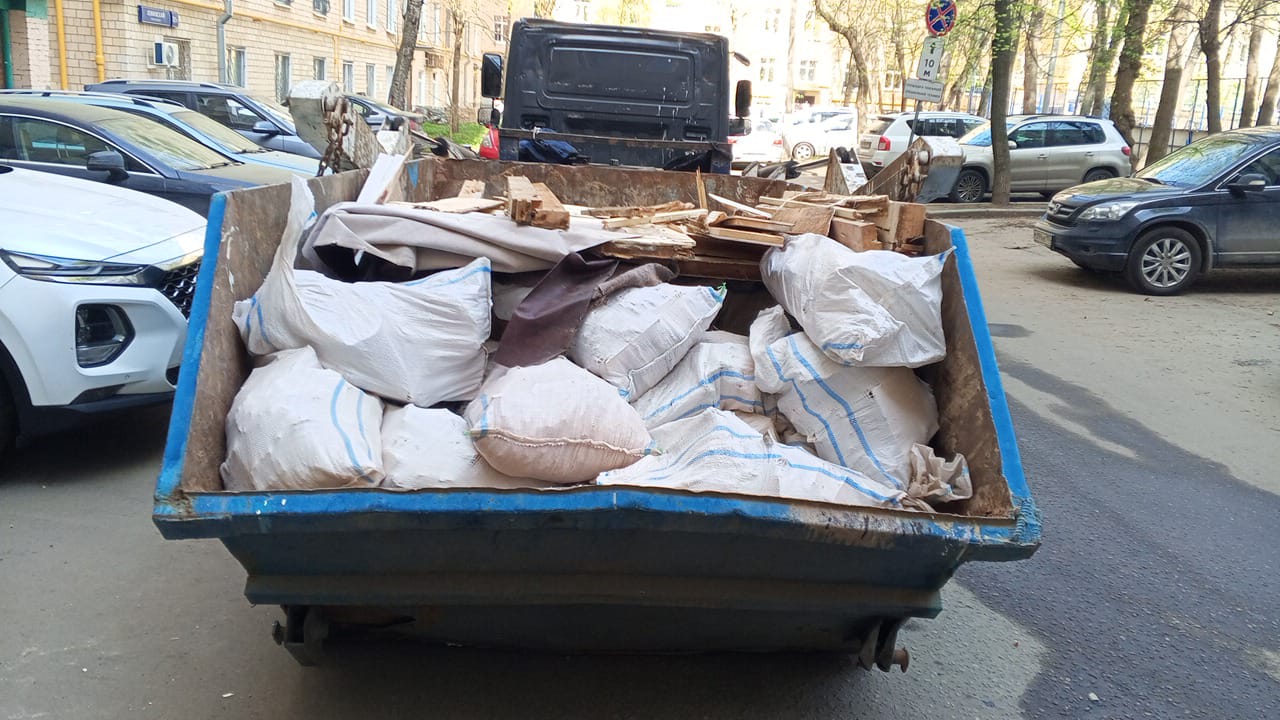 Вывоз мусора из магазина в Ельце в октябре