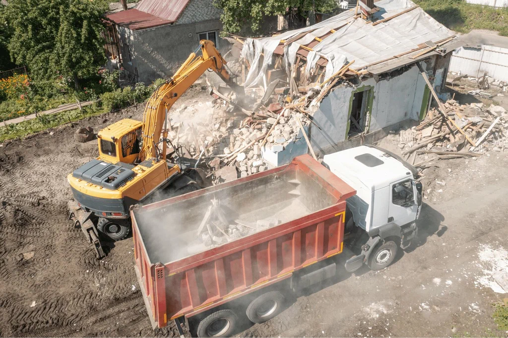 Вывоз мусора после сноса зданий с выездом в Ельце в октябре