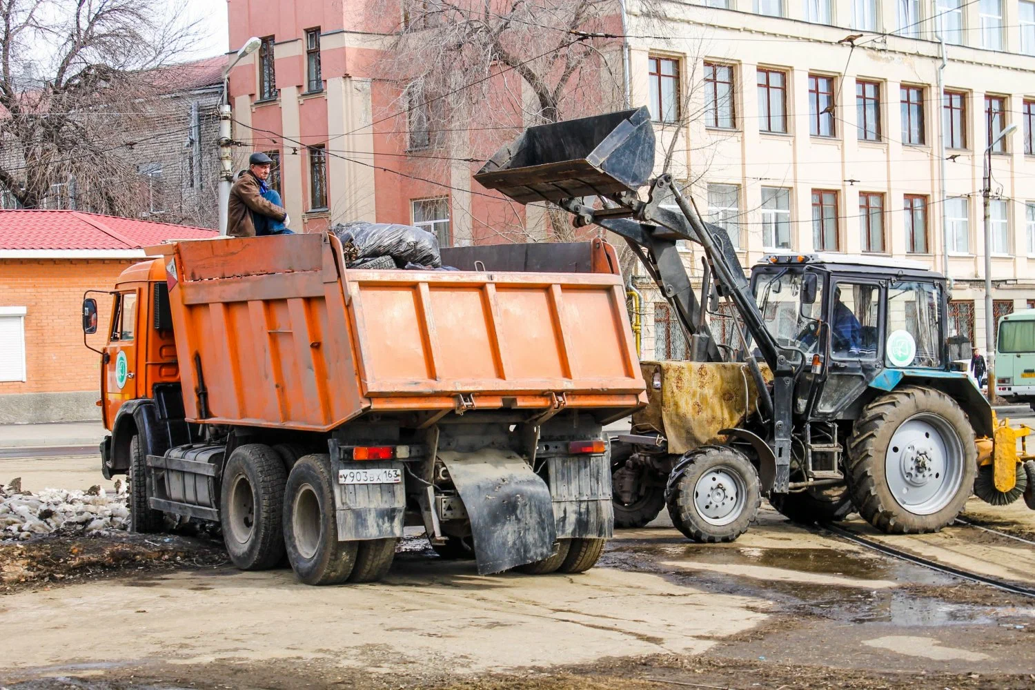 Вывоз мусора Камазом в Ельце – аренда и заказ Камаза 10 тонн от 2413 руб. в ПроМусор