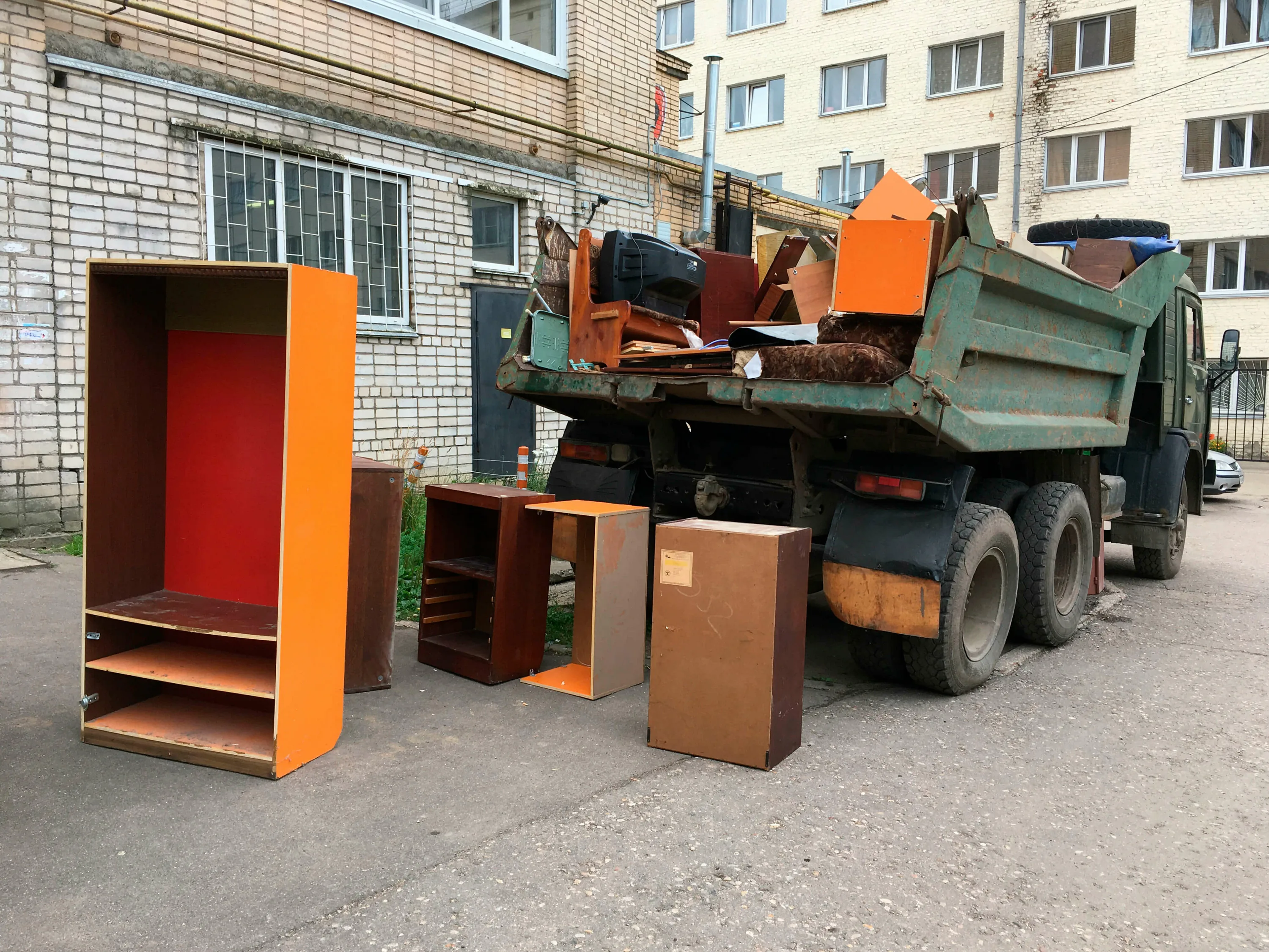 Утилизация старой мебели с вывозом и разбором в Ельце в октябре