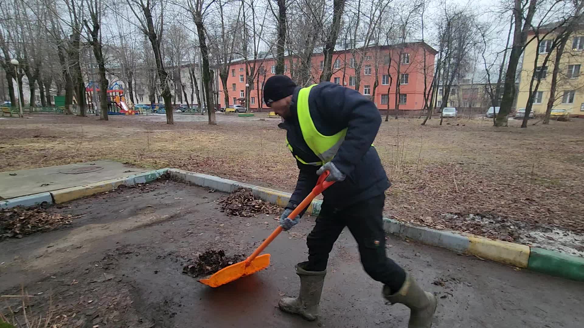 Уборка территорий в Ельце в октябре