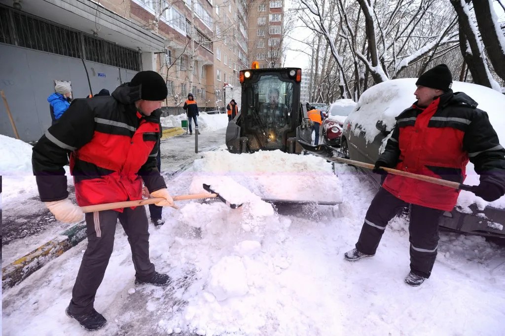 Очистка дворов от снега с гарантией результата в Ельце в октябре